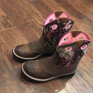 Brand new ariat boots size 8.5 fat baby